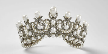 Diadema de la emperatriz Eugenia robada del Museo del Louvre, en París. Foto: EFE/ Département Des Objets D'art Du Musée Du Louvre.