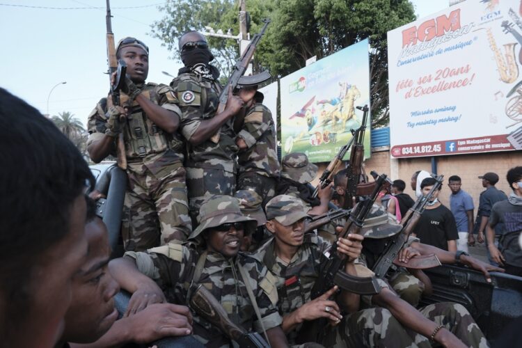 Soldados durante una protesta antigubernamental en Antananarivo, Madagascar. Foto: RAZAFINDRAKOTO MAMY/EFE/EPA