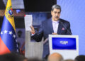 El presidente Nicolás Maduro anunció que desde este jueves se pondría en marcha el plan 'Independencia 200' en los estados de Táchira, Apure y Amazonas, fronterizos con Colombia, para la "defensa integral" del país, en un contexto marcado por el despliegue militar de EE.UU. en el mar Caribe. EFE/ Prensa Miraflores.
