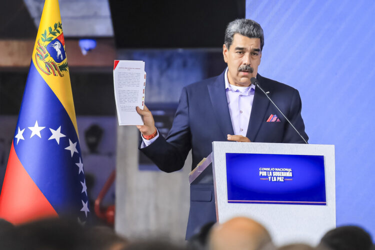 El presidente Nicolás Maduro anunció que desde este jueves se pondría en marcha el plan 'Independencia 200' en los estados de Táchira, Apure y Amazonas, fronterizos con Colombia, para la "defensa integral" del país, en un contexto marcado por el despliegue militar de EE.UU. en el mar Caribe. EFE/ Prensa Miraflores.