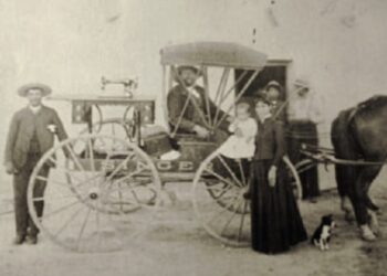 Curiosa fotografía de la entrega de una máquina de coser en Cuba a finales del siglo XIX. Foto: Cortesía de Carmen Álvarez/ Tomada de la página en Facebook "Nostalgia Cuba".