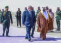 El primer ministro cubano Manuel Marrero junto al vicegobernador de Riad, el Príncipe Mohamed bin Abdulrahman bin Abdulaziz, a su llegada a la capital de Arabia Saudita. Foto: Tomada del perfil en X de Manuel Marrero.