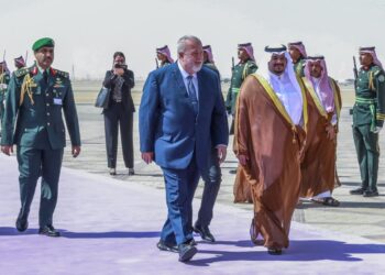 El primer ministro cubano Manuel Marrero junto al vicegobernador de Riad, el Príncipe Mohamed bin Abdulrahman bin Abdulaziz, a su llegada a la capital de Arabia Saudita. Foto: Tomada del perfil en X de Manuel Marrero.
