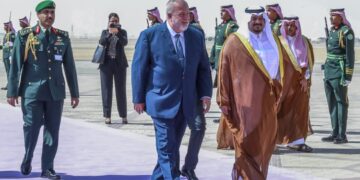 El primer ministro cubano Manuel Marrero junto al vicegobernador de Riad, el Príncipe Mohamed bin Abdulrahman bin Abdulaziz, a su llegada a la capital de Arabia Saudita. Foto: Tomada del perfil en X de Manuel Marrero.