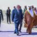 El primer ministro cubano Manuel Marrero junto al vicegobernador de Riad, el Príncipe Mohamed bin Abdulrahman bin Abdulaziz, a su llegada a la capital de Arabia Saudita. Foto: Tomada del perfil en X de Manuel Marrero.