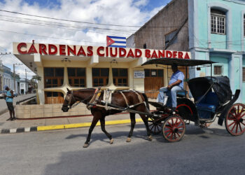 Un hombre conduce un coche en el poblado de Cárdenas. Poblado de Perico. Foto: Ernesto Mastrascusa/EFE.