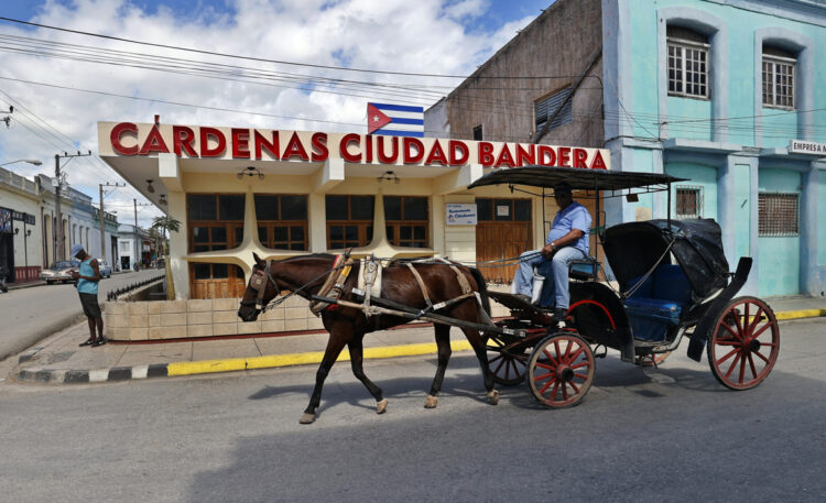 Un hombre conduce un coche en el poblado de Cárdenas. Poblado de Perico. Foto: Ernesto Mastrascusa/EFE.