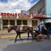 Un hombre conduce un coche en el poblado de Cárdenas. Poblado de Perico. Foto: Ernesto Mastrascusa/EFE.