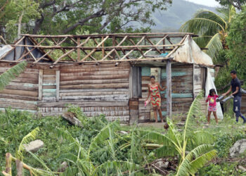 SANTIAGO DE CUBA (CUBA), 29/10/2025.- Personas permanecen en su vivienda este miércoles, en el poblado de Guamá en Santiago de Cuba (Cuba). Foto: EFE/ Ernesto Mastrascusa.