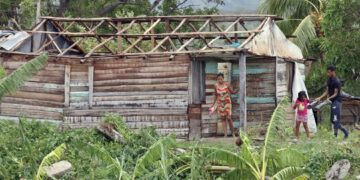 SANTIAGO DE CUBA (CUBA), 29/10/2025.- Personas permanecen en su vivienda este miércoles, en el poblado de Guamá en Santiago de Cuba (Cuba). Foto: EFE/ Ernesto Mastrascusa.