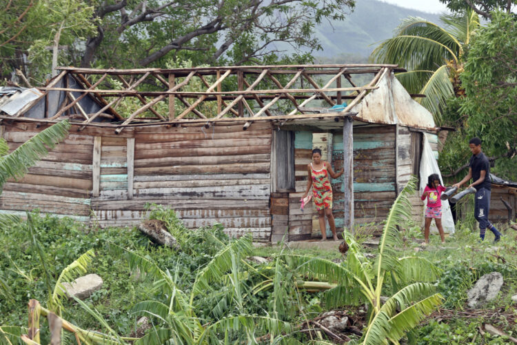 SANTIAGO DE CUBA (CUBA), 29/10/2025.- Personas permanecen en su vivienda este miércoles, en el poblado de Guamá en Santiago de Cuba (Cuba). Foto: EFE/ Ernesto Mastrascusa.
