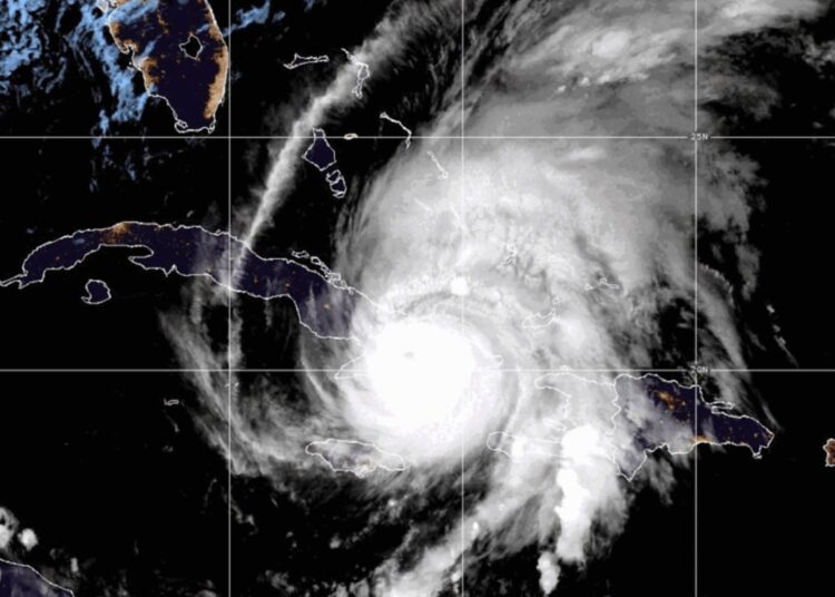 El huracán Melissa sobre territorio de Cuba. Foto: Imagen Satelite del Centro Nacional de Huracanes de EE.UU.