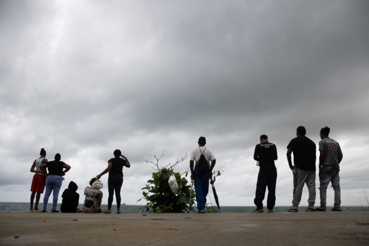 25/10/2025.- Personas observan las labores de búsqueda de un adolescente de 13 años que desapareció en aguas del Caribe, durante el paso del huracán Melissa este sábado, en Santo Domingo (República Dominicana). Foto: EFE/ Orlando Barría.