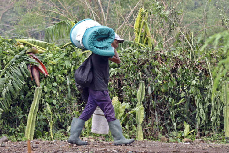 Un hombre carga una colchoneta en el municipio de Guama, en Santiago de Cuba tras el paso del huracán Melissa. Foto: Ernesto Mastrascusa / EFE.