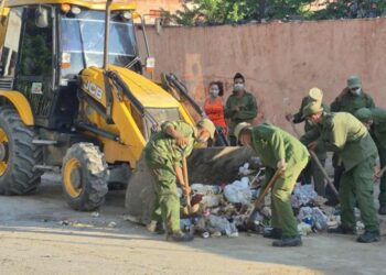 Militares cubanos participan en labores de higienización en La Habana, el domingo 5 de octubre de 2025. Foto: Tribuna de La Habana.