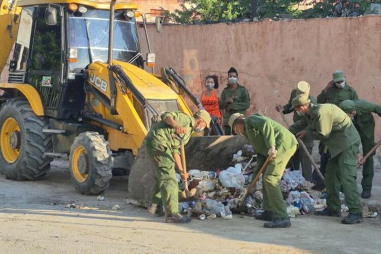 Militares cubanos participan en labores de higienización en La Habana, el domingo 5 de octubre de 2025. Foto: Tribuna de La Habana.