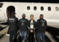 El ciudadano chino Zhi Dong Zhang, acusado de liderar una red internacional de tráfico de drogas y lavado de dinero, en poder de las autoridades mexicanas luego de ser extraditado desde Cuba. Foto: Tomada del perfil en X de Omar García Harfuch, secretario de Seguridad y Protección Ciudadana de México.