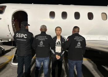 El ciudadano chino Zhi Dong Zhang, acusado de liderar una red internacional de tráfico de drogas y lavado de dinero, en poder de las autoridades mexicanas luego de ser extraditado desde Cuba. Foto: Tomada del perfil en X de Omar García Harfuch, secretario de Seguridad y Protección Ciudadana de México.