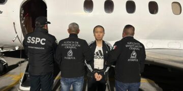 El ciudadano chino Zhi Dong Zhang, acusado de liderar una red internacional de tráfico de drogas y lavado de dinero, en poder de las autoridades mexicanas luego de ser extraditado desde Cuba. Foto: Tomada del perfil en X de Omar García Harfuch, secretario de Seguridad y Protección Ciudadana de México.