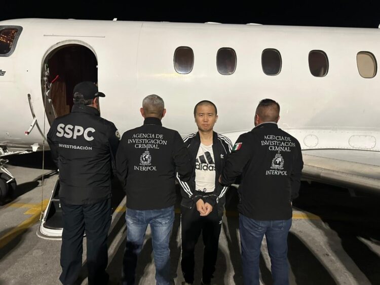 El ciudadano chino Zhi Dong Zhang, acusado de liderar una red internacional de tráfico de drogas y lavado de dinero, en poder de las autoridades mexicanas luego de ser extraditado desde Cuba. Foto: Tomada del perfil en X de Omar García Harfuch, secretario de Seguridad y Protección Ciudadana de México.
