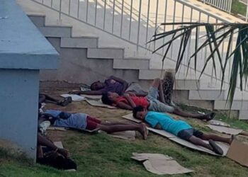 La foto donde aparecen niños que duermen en la calle provocó una ola de indignación en redes sociales y la reacción gubernamental.