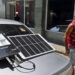 Un hombre observa un panel solar suministrando energía a una lámpara, durante un apagón en La Habana. Foto: Ernesto Mastrascusa / EFE / Archivo.