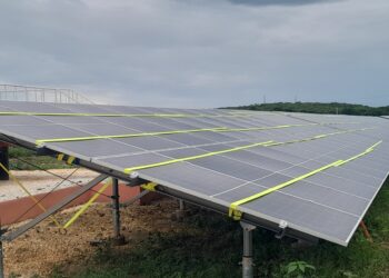 Parque solar fotovoltaico protegido con un sistema de cintas antes del paso del huracán Melissa por el oriente de Cuba. Foto: Tomada del perfil en Facebook de Emilio Rodríguez Pupo.