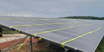 Parque solar fotovoltaico protegido con un sistema de cintas antes del paso del huracán Melissa por el oriente de Cuba. Foto: Tomada del perfil en Facebook de Emilio Rodríguez Pupo.