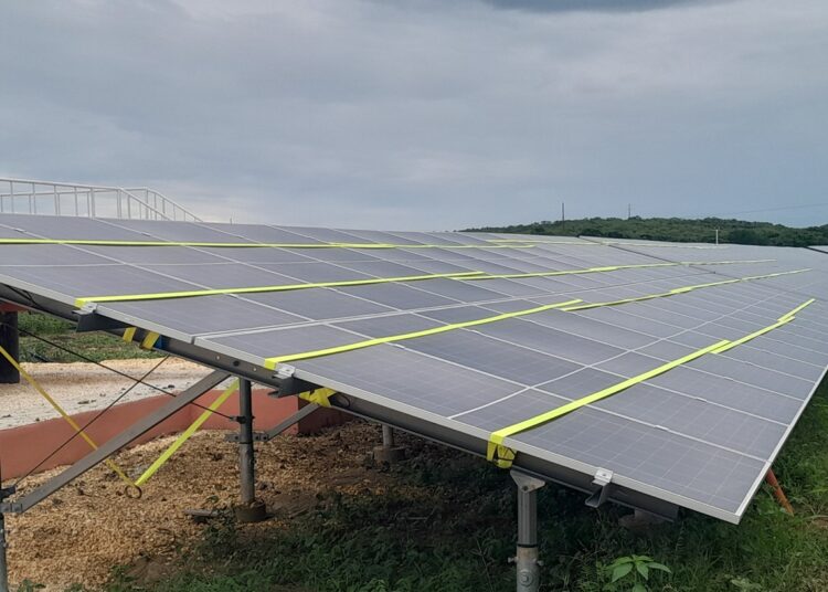 Parque solar fotovoltaico protegido con un sistema de cintas antes del paso del huracán Melissa por el oriente de Cuba. Foto: Tomada del perfil en Facebook de Emilio Rodríguez Pupo.