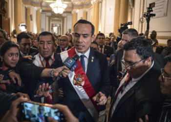 El presidente interino de Perú, José Jerí Oré se dirige a los medios tras jurar su cargo ante el Pleno del Congreso este jueves en Lima. Foto:  John Reyes Mejía/EFE.