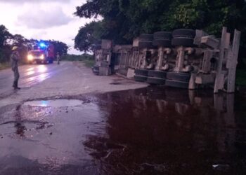Derrame de petróleo provocado por el vuelque de una rastra en la Vía Blanca. Foto: Tomada del perfil de Facebook de CUPET.