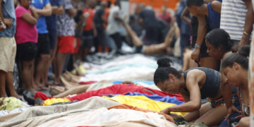 Una mujer llora frente a cuerpos sin vida en una calle este miércoles, en Río de Janeiro. Foto: EFE/Antonio Lacerda.