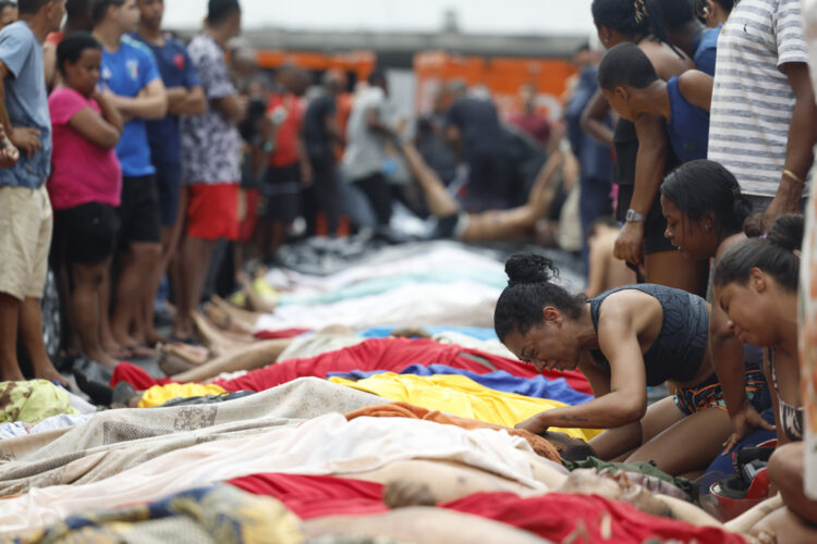 Una mujer llora frente a cuerpos sin vida en una calle este miércoles, en Río de Janeiro. Foto: EFE/Antonio Lacerda.