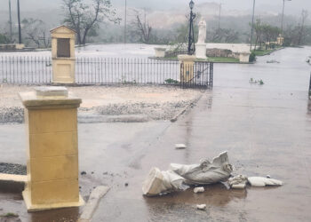 Fotografía cedida por el párroco Rogelio Dean Puerta del Santuario de la Virgen de la Caridad del Cobre que muestra el daño de una imagen en el templo tras el paso del huracán Melissa, el 29 de octubre de 2025. Foto: Rogelio Dean Puerta / EFE.