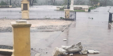Fotografía cedida por el párroco Rogelio Dean Puerta del Santuario de la Virgen de la Caridad del Cobre que muestra el daño de una imagen en el templo tras el paso del huracán Melissa, el 29 de octubre de 2025. Foto: Rogelio Dean Puerta / EFE.