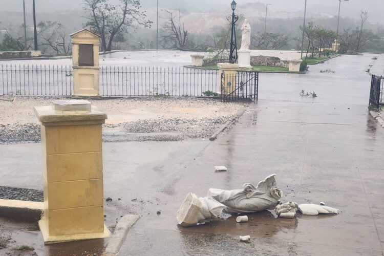 Fotografía cedida por el párroco Rogelio Dean Puerta del Santuario de la Virgen de la Caridad del Cobre que muestra el daño de una imagen en el templo tras el paso del huracán Melissa, el 29 de octubre de 2025. Foto: Rogelio Dean Puerta / EFE.
