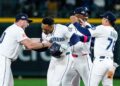 Los Marineros de Seattle celebran su triunfo 3x2 ante los Tigres de Detroit, en 15 entradas, en el quinto juego de la Serie Divisional de la Liga Americana de MLB. Foto: Tomada del perfil en X de Seattle Mariners.
