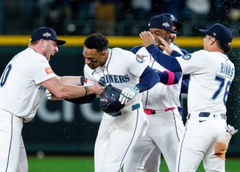 Los Marineros de Seattle celebran su triunfo 3x2 ante los Tigres de Detroit, en 15 entradas, en el quinto juego de la Serie Divisional de la Liga Americana de MLB. Foto: Tomada del perfil en X de Seattle Mariners.