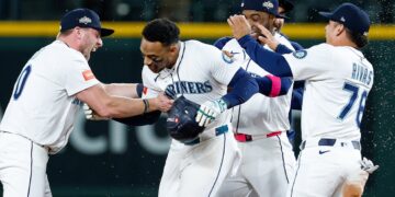 Los Marineros de Seattle celebran su triunfo 3x2 ante los Tigres de Detroit, en 15 entradas, en el quinto juego de la Serie Divisional de la Liga Americana de MLB. Foto: Tomada del perfil en X de Seattle Mariners.