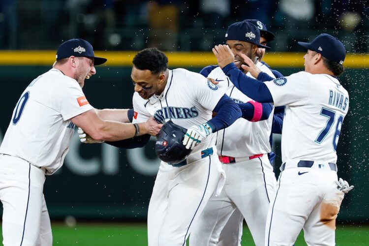 Los Marineros de Seattle celebran su triunfo 3x2 ante los Tigres de Detroit, en 15 entradas, en el quinto juego de la Serie Divisional de la Liga Americana de MLB. Foto: Tomada del perfil en X de Seattle Mariners.