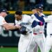 Los Marineros de Seattle celebran su triunfo 3x2 ante los Tigres de Detroit, en 15 entradas, en el quinto juego de la Serie Divisional de la Liga Americana de MLB. Foto: Tomada del perfil en X de Seattle Mariners.