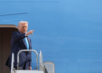 Donald Trump saluda desde el Air Force One a su salida desde Japón hacia Corea del Sur el pasado 29 de octubre. Foto: EFE/EPA/Kim Kyung-Hoon/POOL.