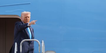 Donald Trump saluda desde el Air Force One a su salida desde Japón hacia Corea del Sur el pasado 29 de octubre. Foto: EFE/EPA/Kim Kyung-Hoon/POOL.