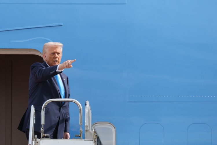 Donald Trump saluda desde el Air Force One a su salida desde Japón hacia Corea del Sur el pasado 29 de octubre. Foto: EFE/EPA/Kim Kyung-Hoon/POOL.