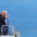 Donald Trump saluda desde el Air Force One a su salida desde Japón hacia Corea del Sur el pasado 29 de octubre. Foto: EFE/EPA/Kim Kyung-Hoon/POOL.