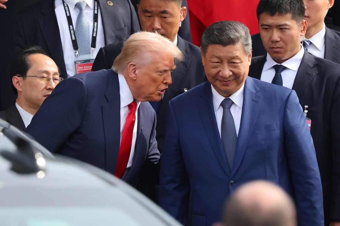 Donald Trump y Xi Jinping se saludan durante su encuentro en Corea del Sur este 30 de octubre. Foto: EFE/EPA/YONHAP SOUTH KOREA OUT.