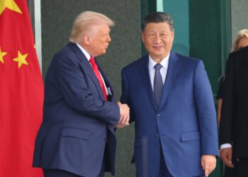 Donald Trump y Xi Jinping se saludan durante su encuentro en Corea del Sur este 30 de octubre. Foto: EFE/EPA/YONHAP SOUTH KOREA OUT.