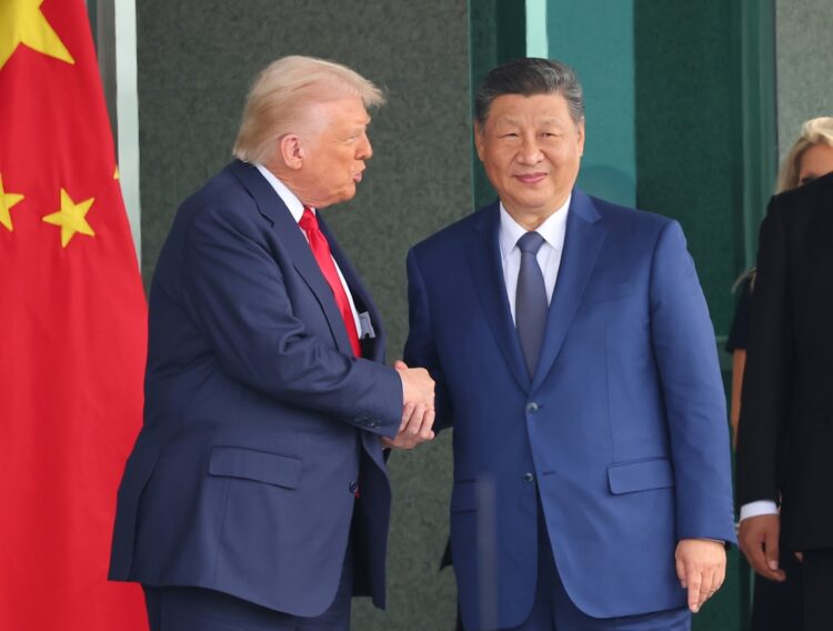 Donald Trump y Xi Jinping se saludan durante su encuentro en Corea del Sur este 30 de octubre. Foto: EFE/EPA/YONHAP SOUTH KOREA OUT.