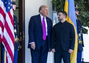 Donald Trump, saluda al presidente ucraniano, Volodymyr Zelensky, a su llegada al Ala Oeste de la Casa Blanca el 17 de octubre de 2025. Foto: EFE/EPA/SHAWN THEW