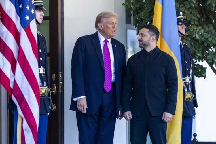 Donald Trump, saluda al presidente ucraniano, Volodymyr Zelensky, a su llegada al Ala Oeste de la Casa Blanca el 17 de octubre de 2025. Foto: EFE/EPA/SHAWN THEW